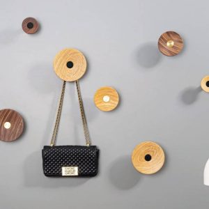 Viefe Garderobenhaken ZOOT aus Aluminium & Holz, Ø 120 mm – Schwarz matt – Nussbaum
