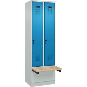 Kleiderspind C+P Evolo Plus, 2 Abteile à 300 mm Breite, Sockel, schwebende Sitzbank, B 600 x T 815 x H 1950 mm, Drehriegel, lichtgrau/lichtblau