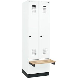 Kleiderspind C+P Evolo Plus, 2 Abteile à 300 mm Breite, Sockel, schwebende Sitzbank, B 600 x T 815 x H 1950 mm, Drehriegel, verkehrsweiß/verkehrsweiß