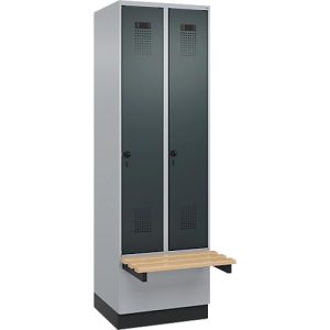 Kleiderspind C+P Evolo Plus, 2 Abteile à 300 mm Breite, Sockel, schwebende Sitzbank, B 600 x T 815 x H 1950 mm, Drehriegel, weißaluminium/anthrazitgrau