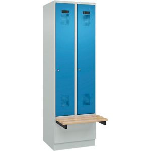 Kleiderspind C+P Evolo Plus, 2 Abteile à 300 mm Breite, Sockel, schwebende Sitzbank, B 600 x T 815 x H 1950 mm, Zylinder, lichtgrau/lichtblau