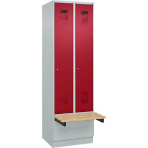 Kleiderspind C+P Evolo Plus, 2 Abteile à 300 mm Breite, Sockel, schwebende Sitzbank, B 600 x T 815 x H 1950 mm, Zylinder, lichtgrau/rubinrot