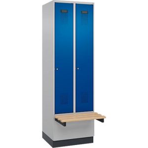 Kleiderspind C+P Evolo Plus, 2 Abteile à 300 mm Breite, Sockel, schwebende Sitzbank, B 600 x T 815 x H 1950 mm, Zylinder, weißaluminium/enzianblau