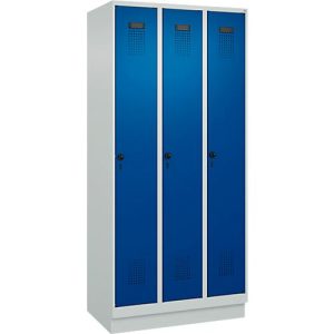 Kleiderspind C+P Evolo Plus, 3 Abteile, 300 mm Abteilbreite, mit Sockel, Anschlag rechts, B 900 x T 500 x H 1950 mm, Drehriegel, lichtgrau/enzianblau