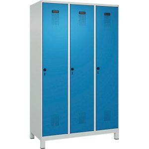 Kleiderspind C+P Evolo Plus, 3 Abteile, 400 mm Abteilbreite, mit Füßen, Anschlag rechts, B 1200 x T 500 x H 1950 mm, Drehriegel, lichtgrau/lichtblau