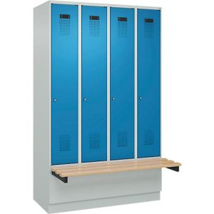 Kleiderspind C+P Evolo Plus, 4 Abteile à 300 mm Breite, Sockel, schwebende Sitzbank, B 1200 x T 815 x H 1950 mm, Zylinder, lichtgrau/lichtblau